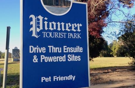 Kui Parks, Pioneer Tourist Park, Deniliquin, Signage