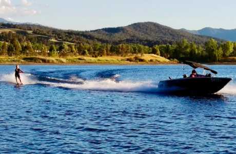 Kui Parks, Khancoban Lakeside Caravan Park, Lake